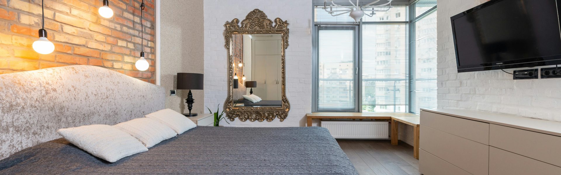 dresser with mirror